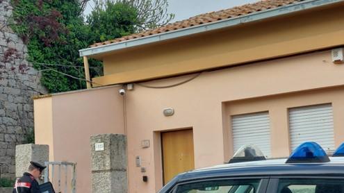 Ploaghe, aggredisce la madre e la lascia in casa sanguinante: arrestato al bar dai carabinieri