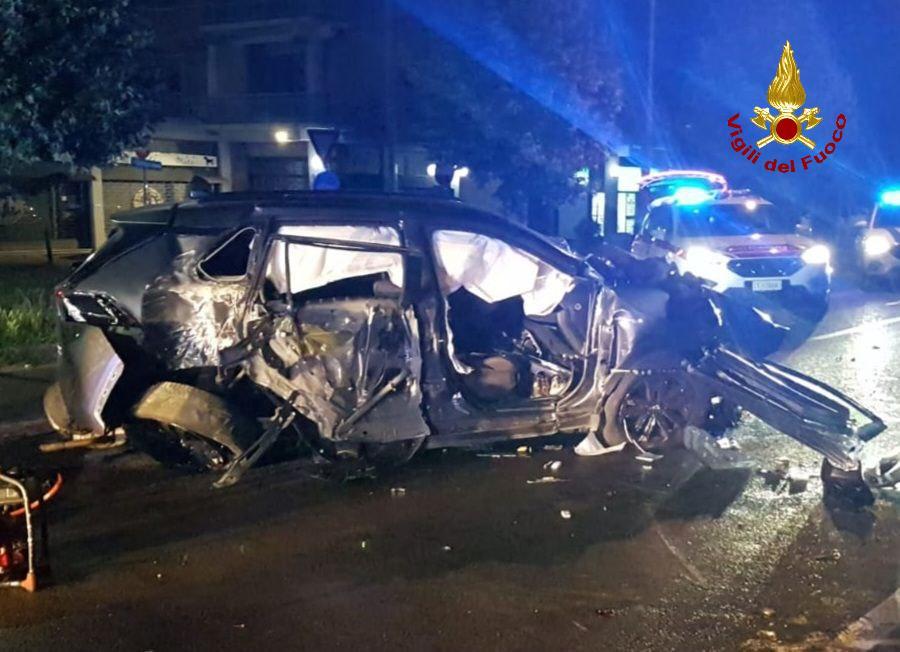 Schianto in Circonvallazione: ferito in Rianimazione