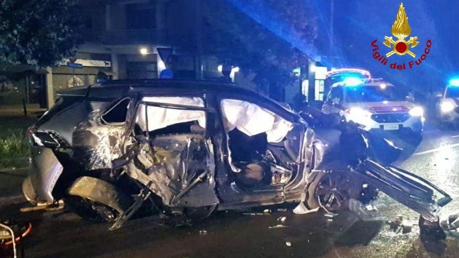 Schianto in Circonvallazione: ferito in Rianimazione