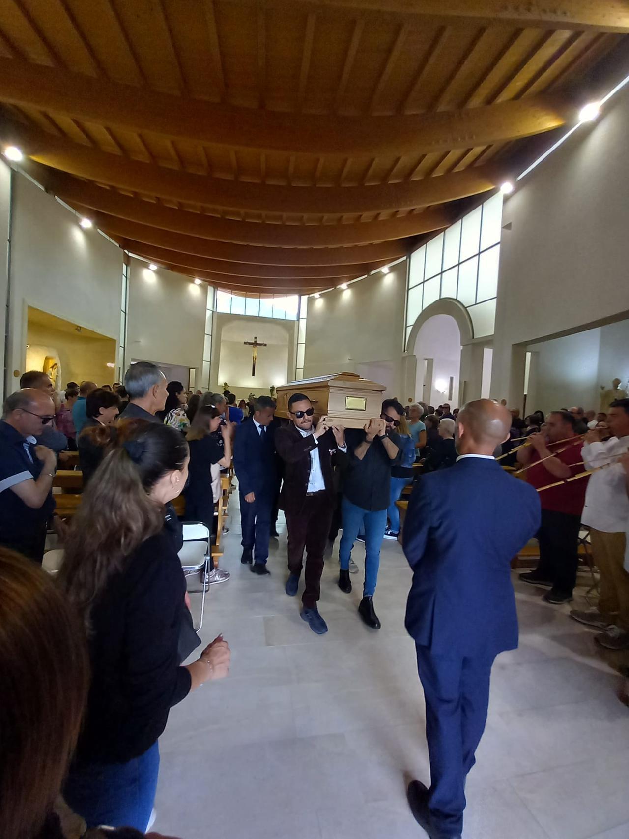 Incidente mortale a Muravera, folla commossa per l’ultimo saluto al 30enne Simone Pisu