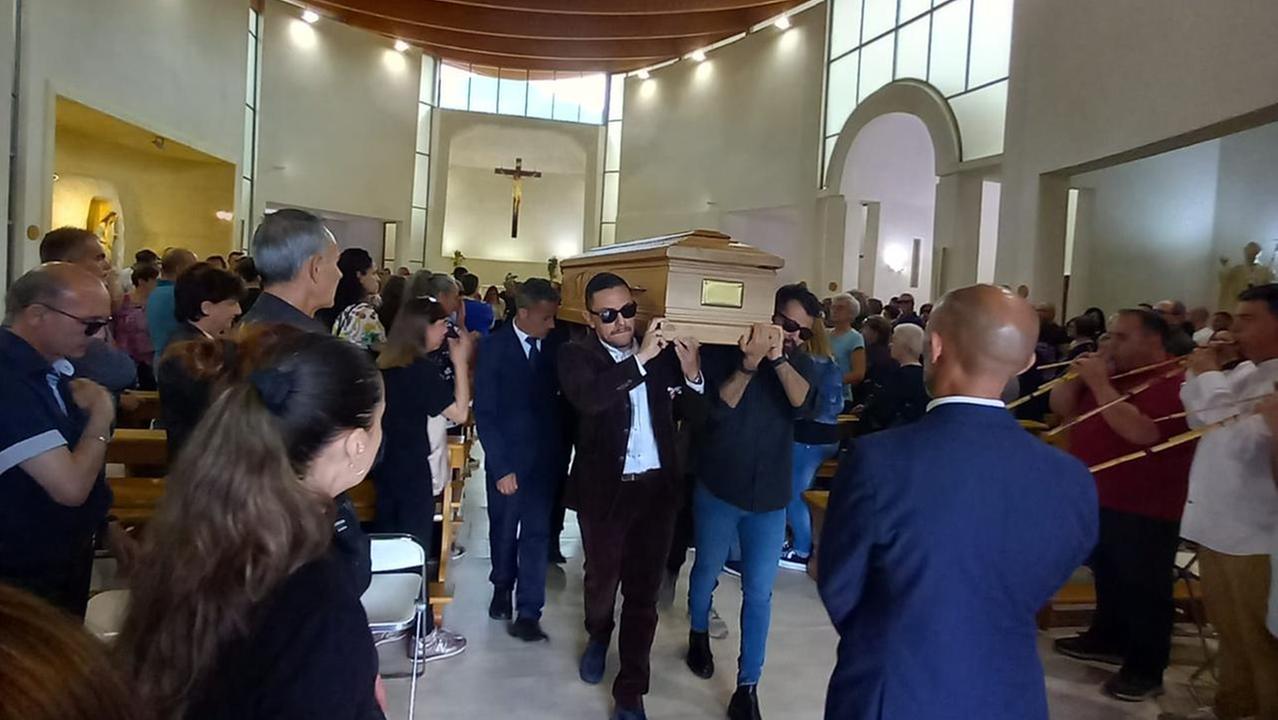 Incidente mortale a Muravera, folla commossa per l’ultimo saluto al 30enne Simone Pisu