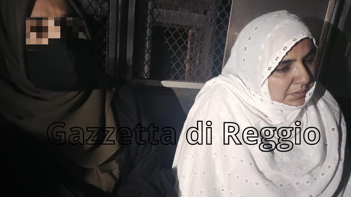 Saman, la foto dell'arresto della madre Nazia in Pakistan