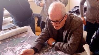 Giovanni Maciocco circondato dagli studenti durante una lezione (foto Gabriele Bennati)