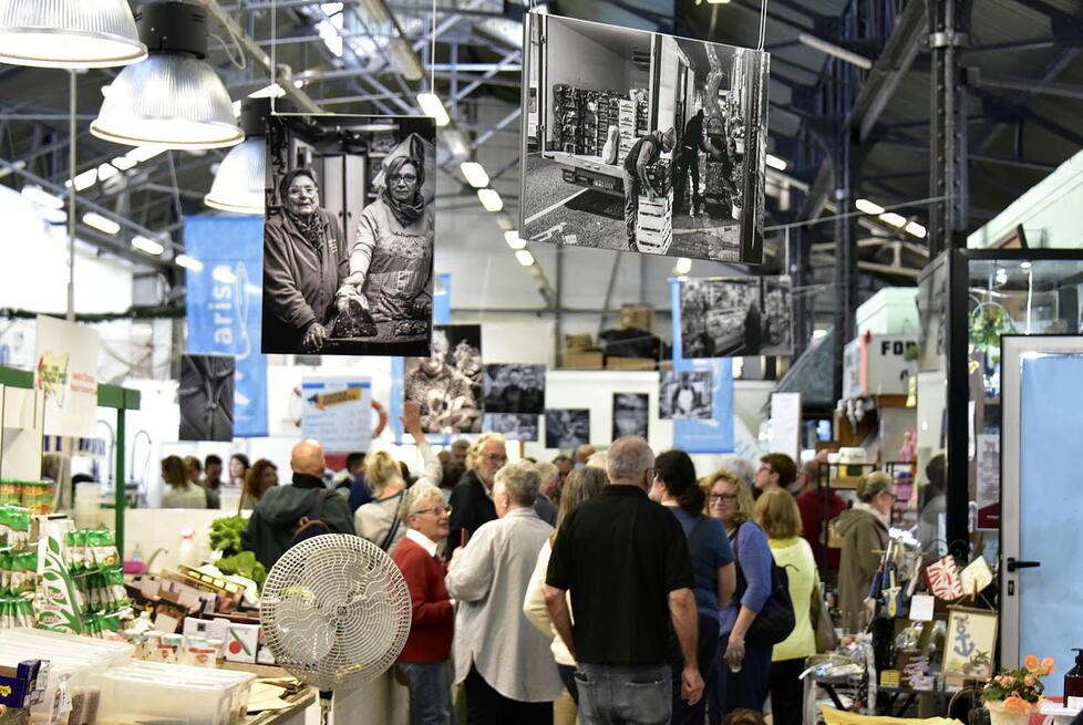 Scorci del mercato coperto (fotoservizio Paolo Barlettani)