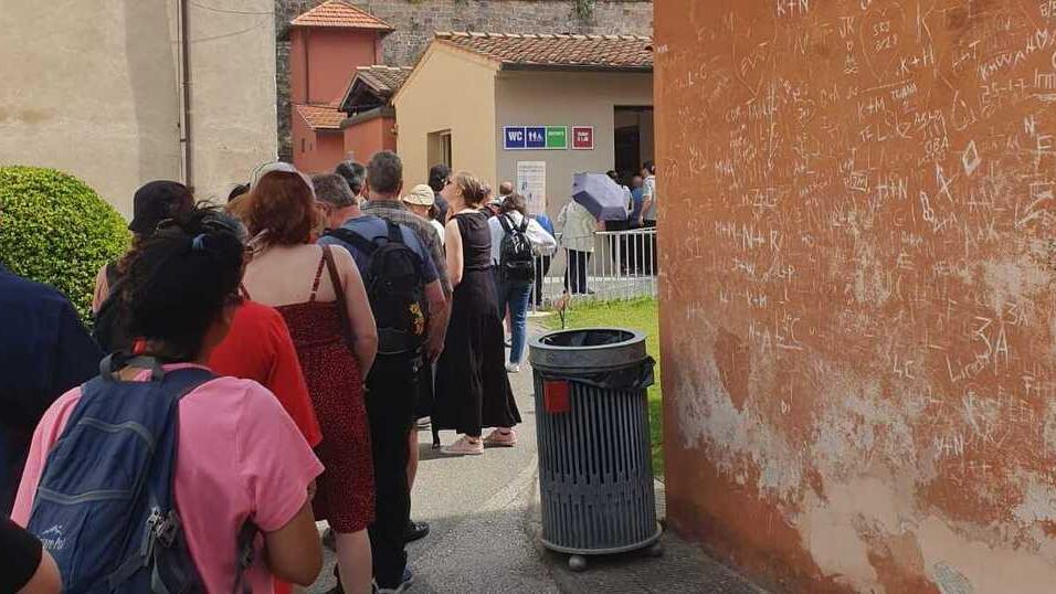 Le lunghe file all’ingresso dei bagni pubblici di piazza Duomo