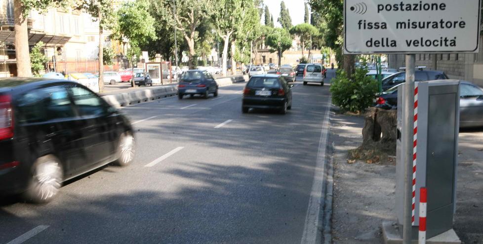 Uno degli autovelox installati lungo i viali di circonvallazione, nei pressi di piazza Donatello