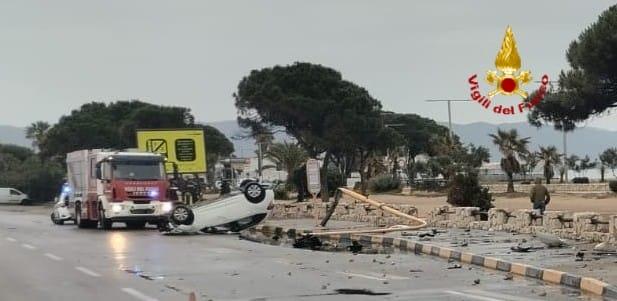 Con l’auto si schianta contro il semaforo e si ribalta: grave un 19enne a Quartu