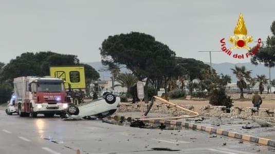 Con l’auto si schianta contro il semaforo e si ribalta: grave un 19enne a Quartu