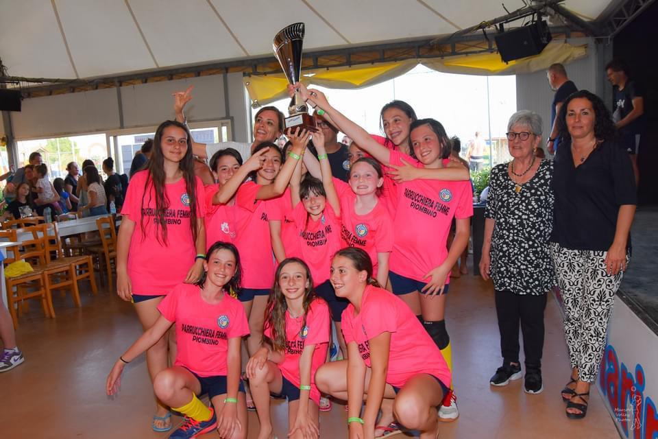 La squadra della UnionVolley Piombino vincitrice nel 2023