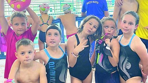 La squadra Giovanissimi (classe 2016) del Cecina Nuoto alle finali regionali a Livorno