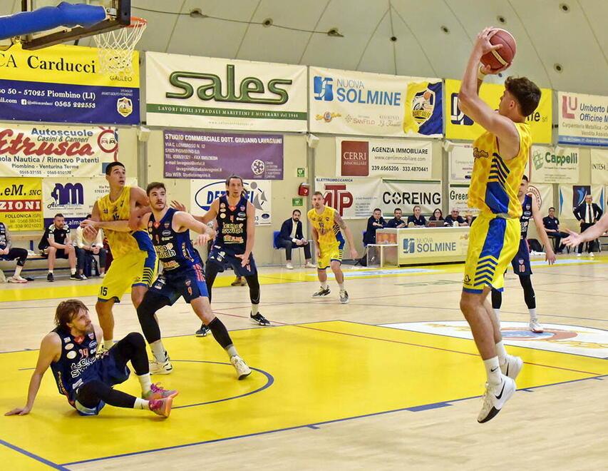 Stefano Longo al tiro in sospensione durante una delle gare di playoff contro Ruvo di Puglia (foto Paolo Barlettani)