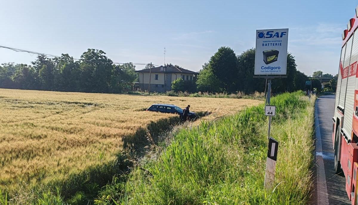 Codigoro, colpisce un palo e finisce in un campo di grano