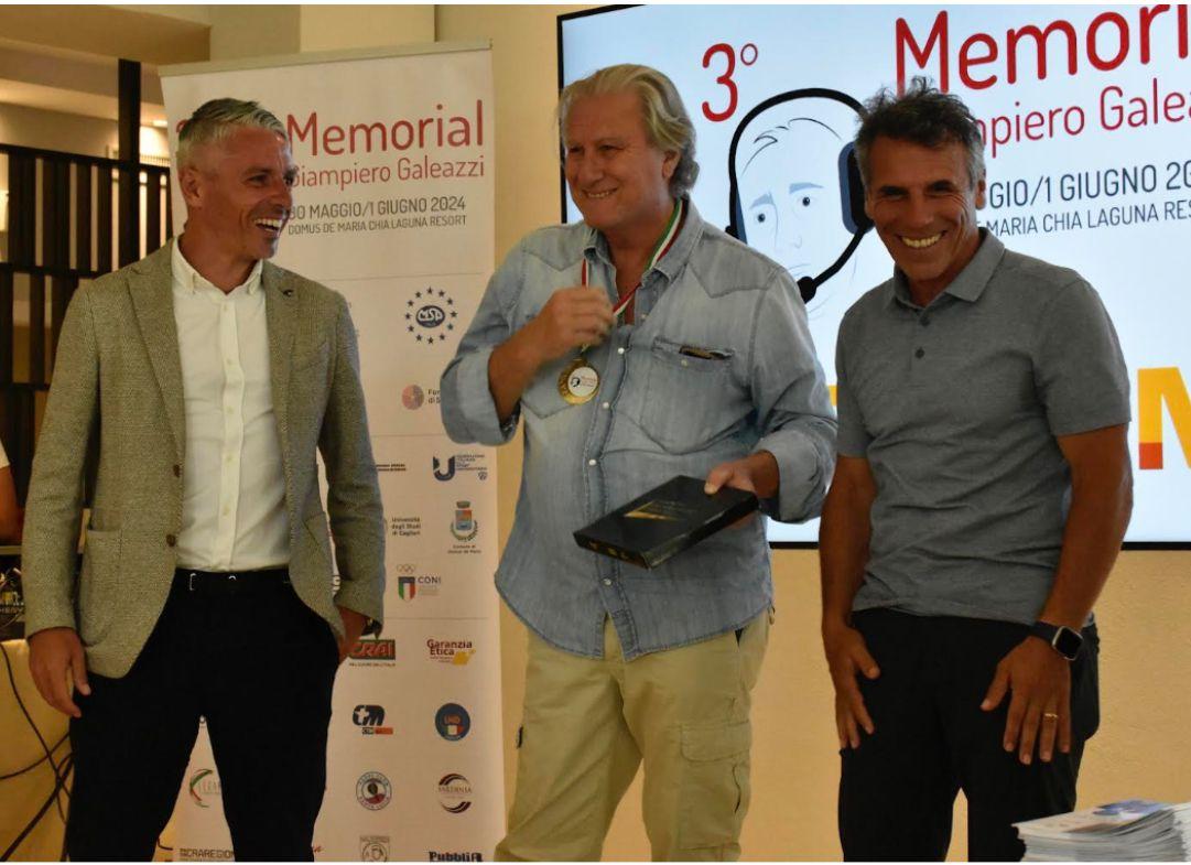 
	Il giornalista Giorgio Porr&agrave; fra due ex grandi del Cagliari: Mauro Esposito e Gianfranco Zola

