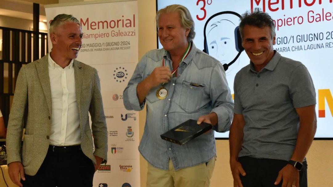 Il giornalista Giorgio Porrà fra due ex grandi del Cagliari: Mauro Esposito e Gianfranco Zola