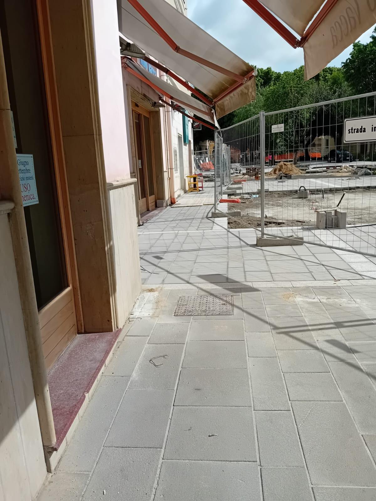 
	Uno scorcio del cantiere di piazza Manno con lo stretto passaggio pedonale

