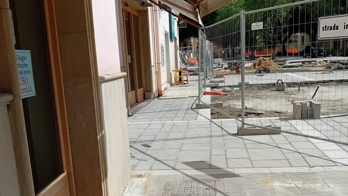 Uno scorcio del cantiere di piazza Manno con lo stretto passaggio pedonale