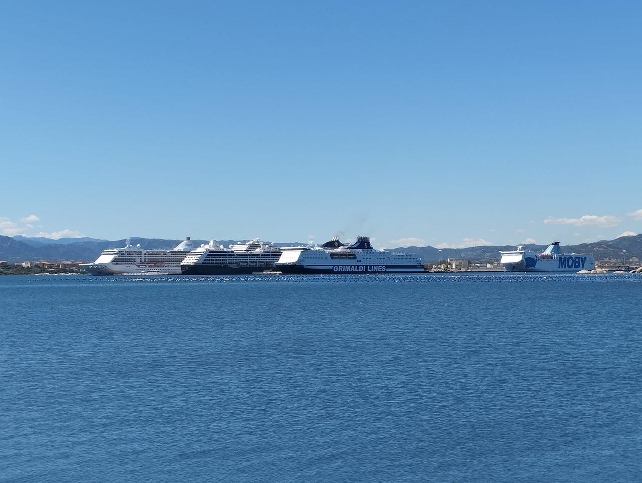 Olbia, tre crociere e otto traghetti: giornata da record all’Isola Bianca