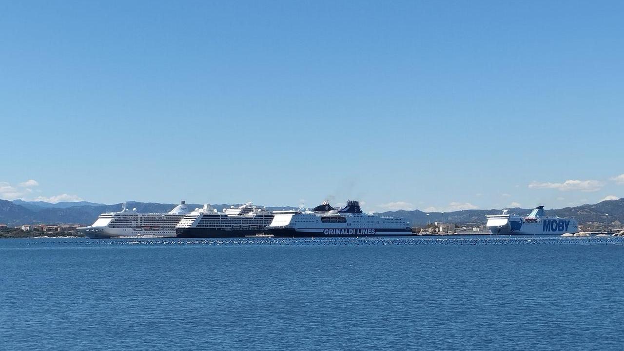 Olbia, tre crociere e otto traghetti: giornata da record all’Isola Bianca