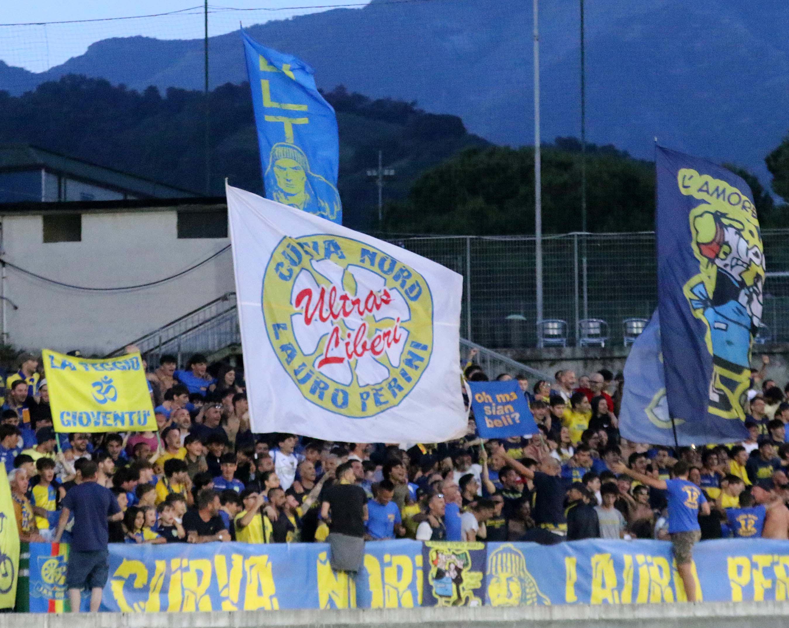 La coreografia dei tifosi azzurri
