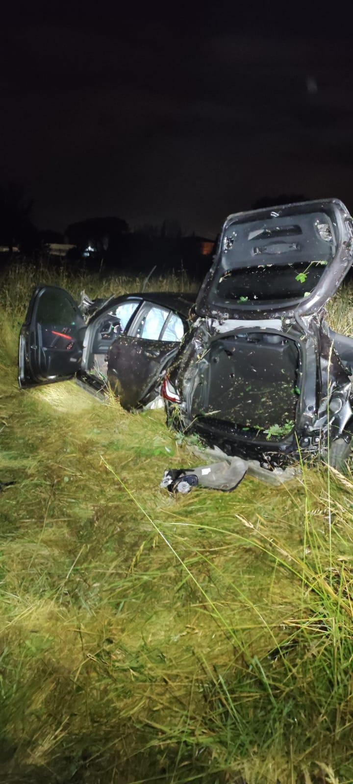 Capannori, auto fuori strada: gravi passeggero e conducente