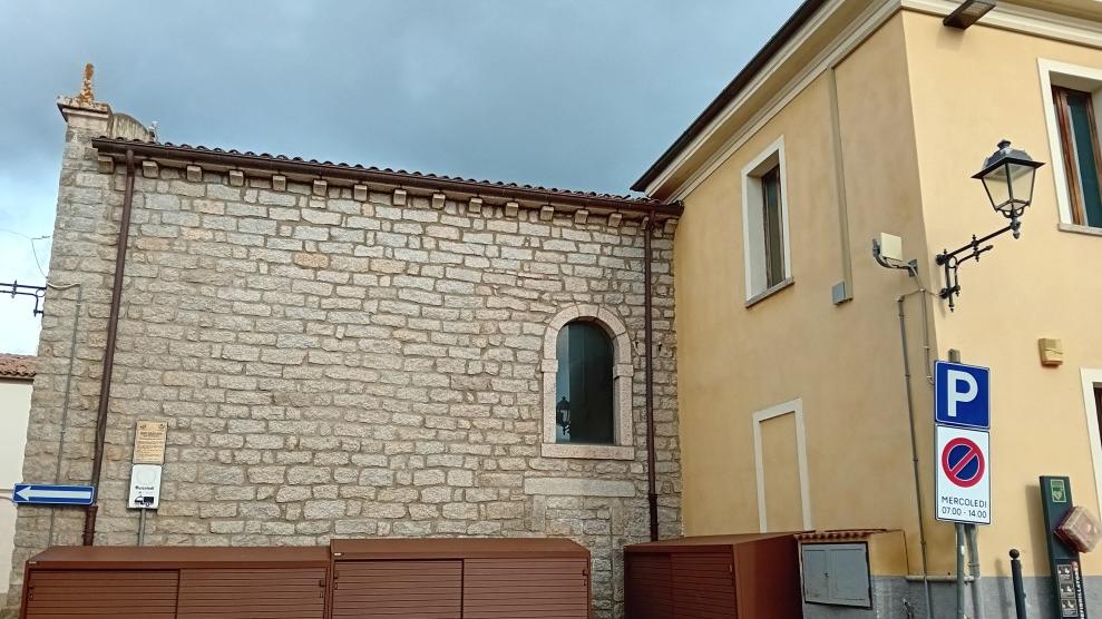 Arzachena, cassonetti addossati alla chiesa. Fedeli in rivolta: «Indecoroso»