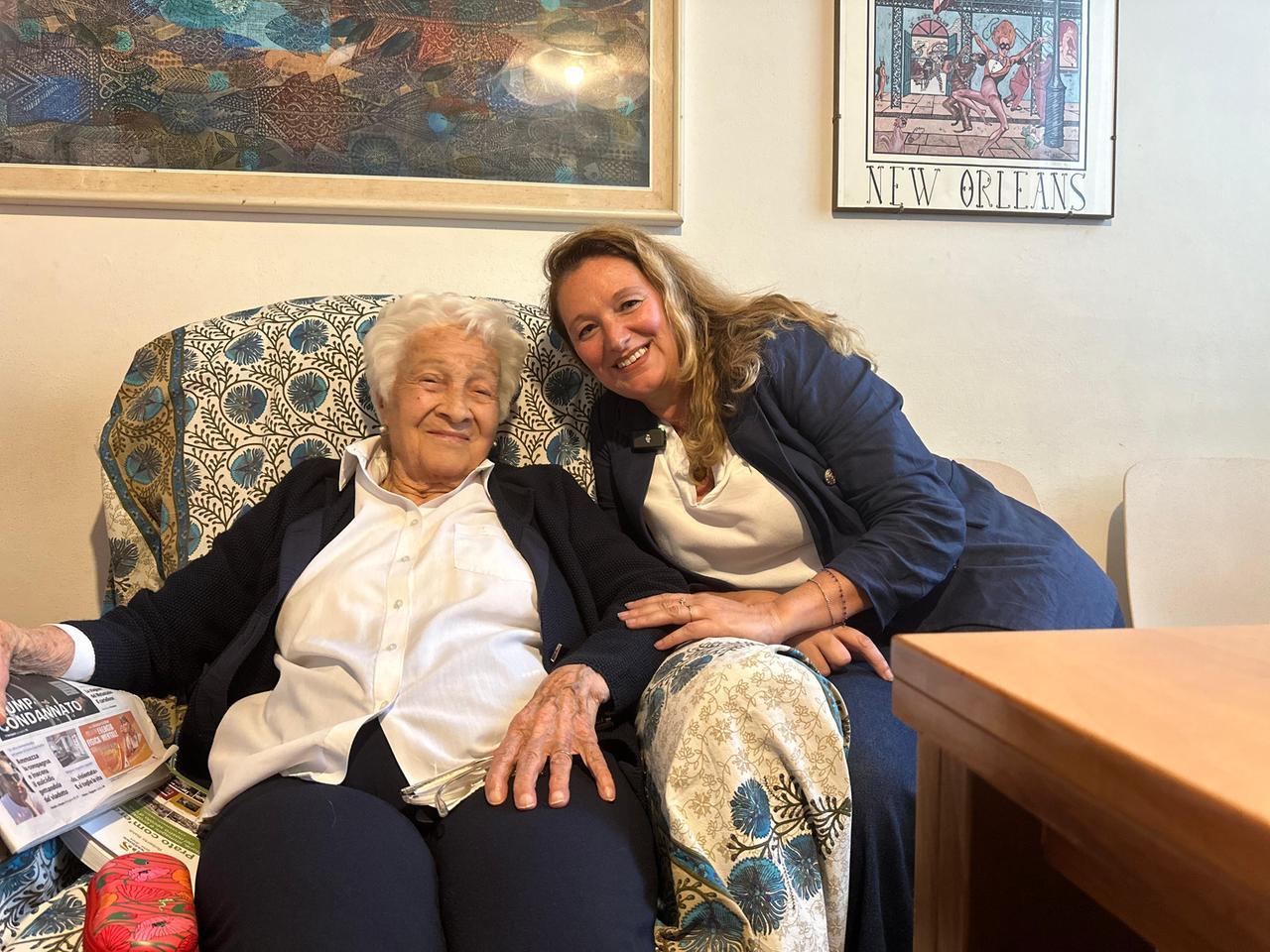 
	Brunella Tarli insieme alla candidata sindaca del centrosinistra Ilaria Bugetti

