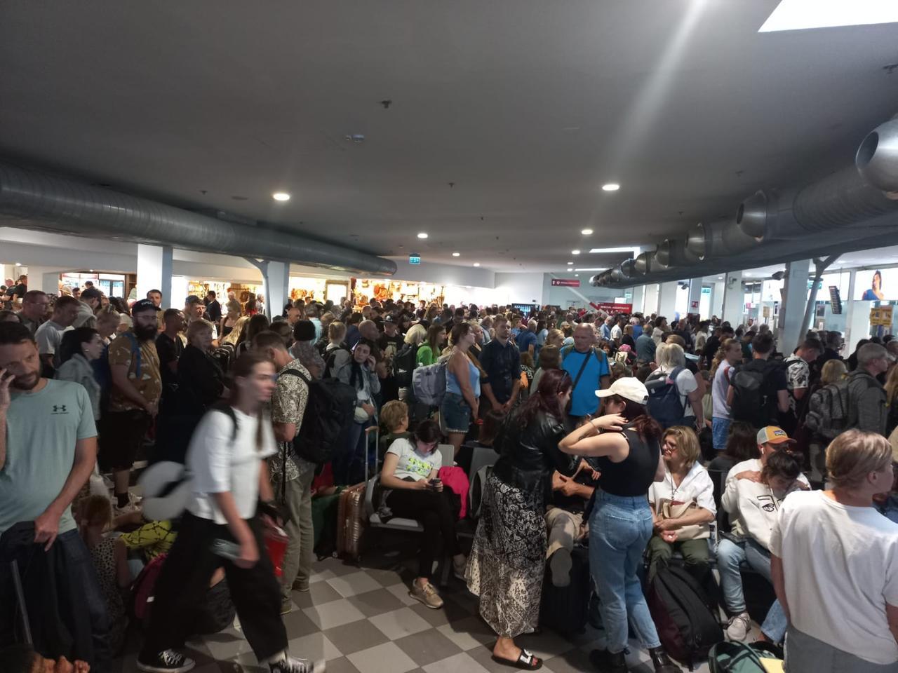 
	Passeggeri in attesa al terminal partenze all'aeroporto di Pisa

