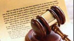 Ferrara, donna in fuga dalle botte: «Lotto per difendere mio figlio»