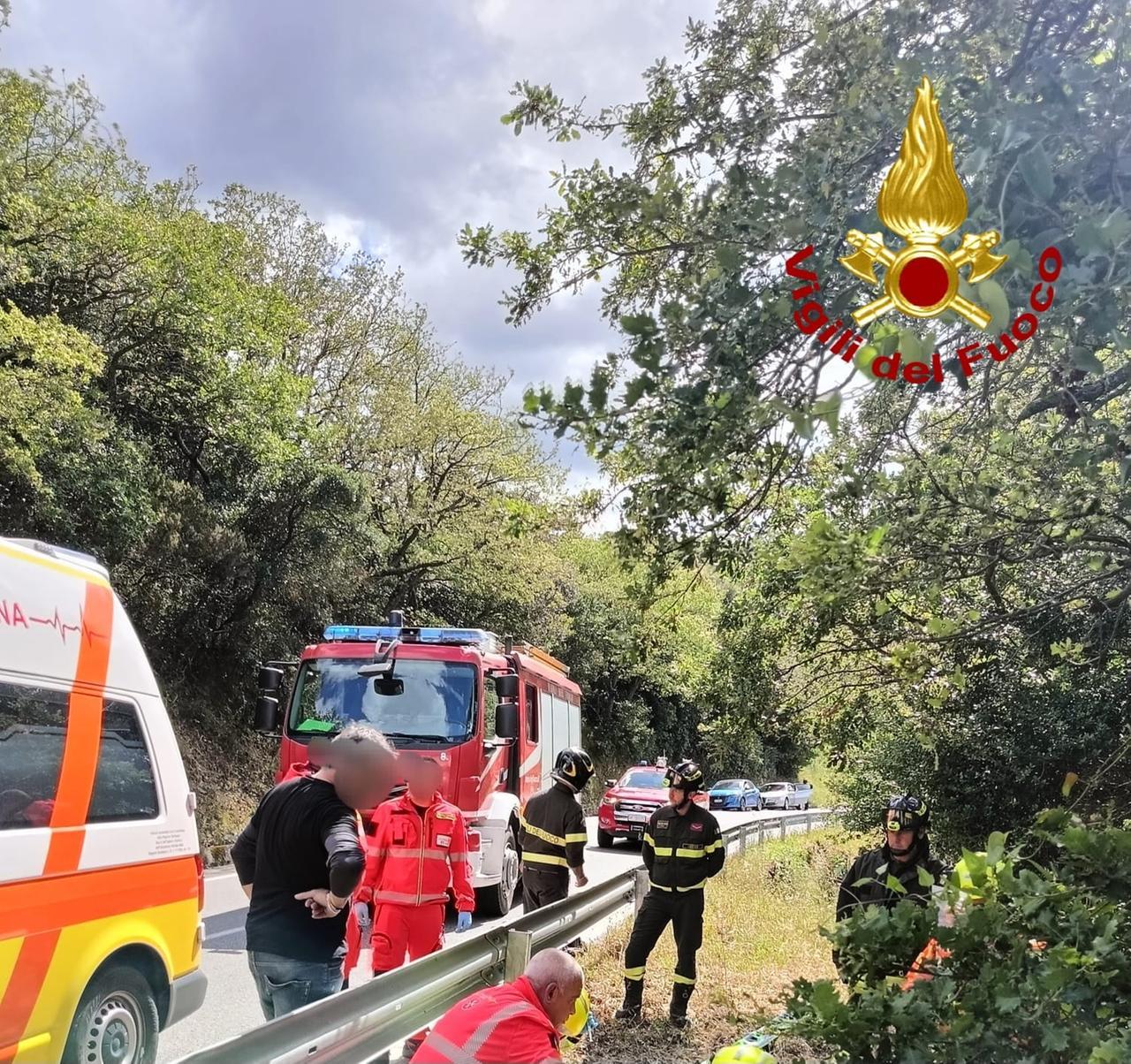 Ozieri, cade dalla moto sulla 128 bis: centauro trasportato in ospedale a Sassari