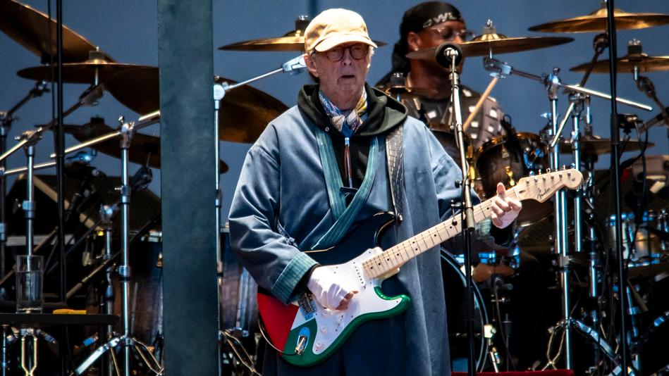 Clapton, accordi di pace al Lucca Summer: sulla chitarra i colori della Palestina