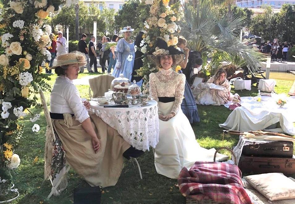 Cappelli decorati, frac e crinoline per una domenica alla Grande Jatte