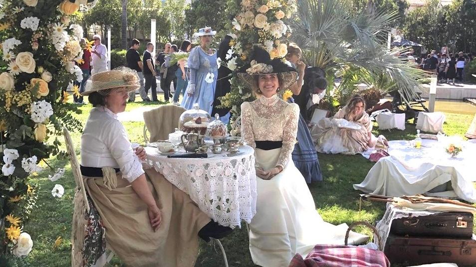 Cappelli decorati, frac e crinoline per una domenica alla Grande Jatte