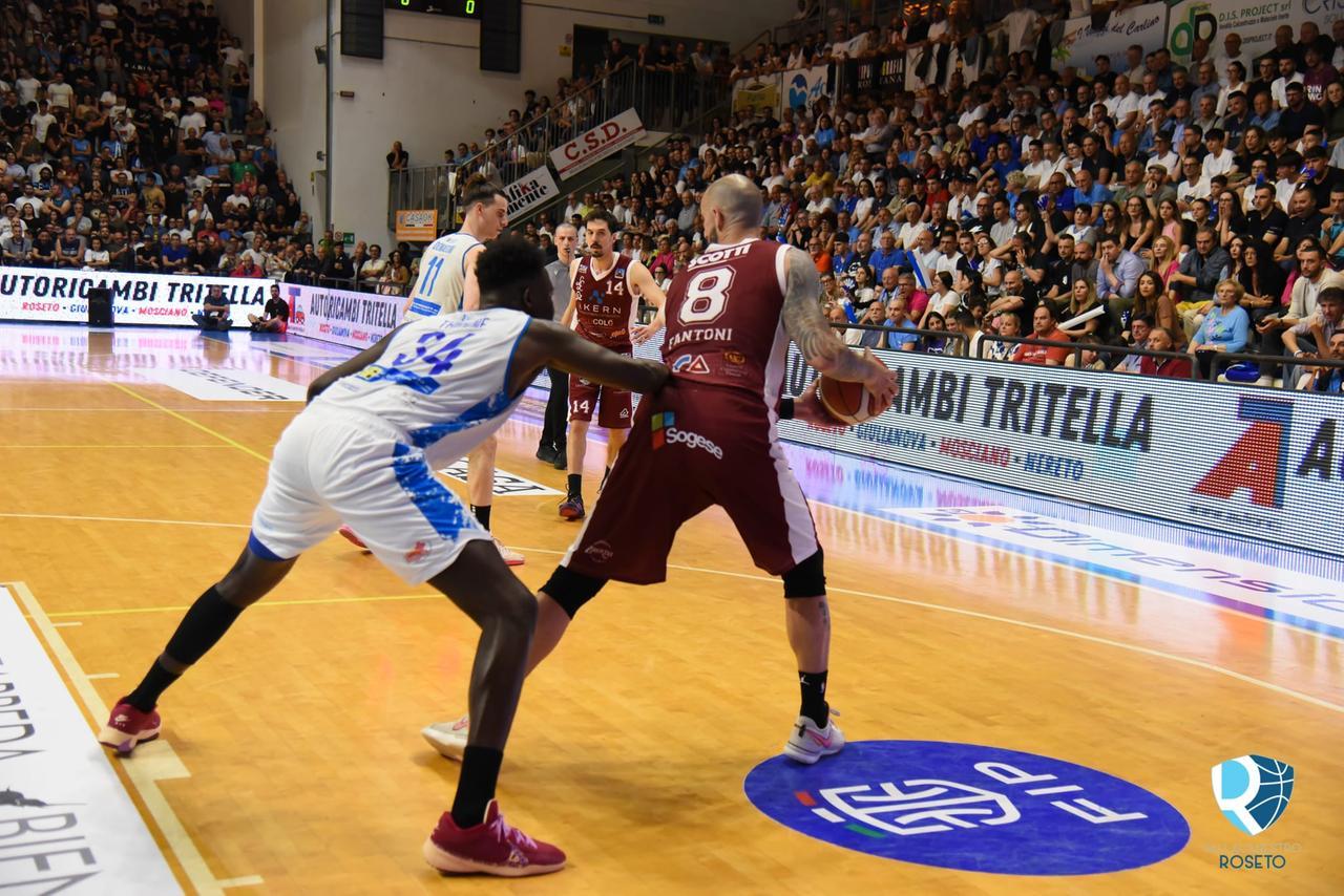 La Libertas regala gara-uno dei playoff: vince Roseto