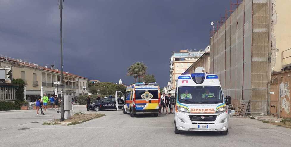 
	Ambulanze e carabinieri in piazza Campioni


