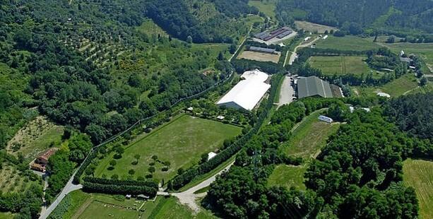 Una veduta aerea del centro ippico Lo Scoiattolo a Treggiaia nel comune di Pontedera
