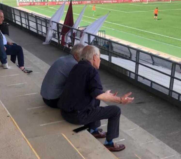 Paolo Indiani (con la camicia più chiara) ed Egidio Bicchierai insieme sulle tribune di Altopascio
