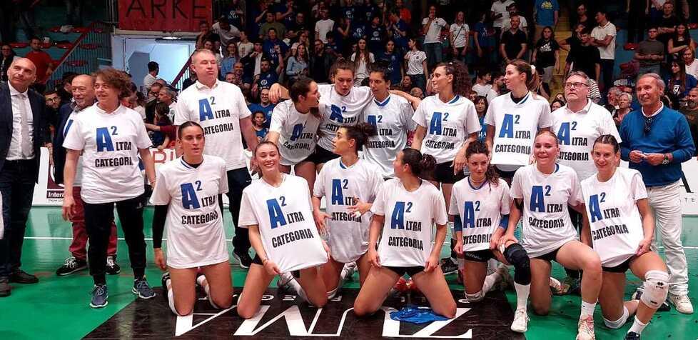La festa di giocatrici e staff con la maglia celebrativa