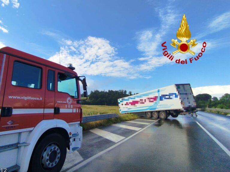 Empoli, incidente sulla 429: tir carico di Gnl sfonda il guard-rail