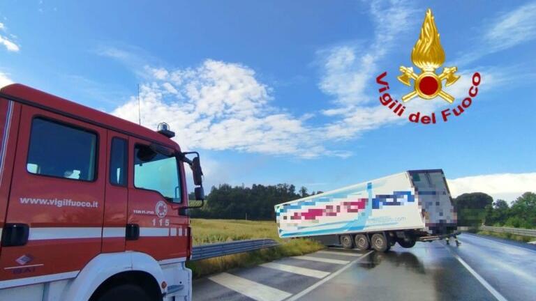 Empoli, incidente sulla 429: tir carico di Gnl sfonda il guard-rail