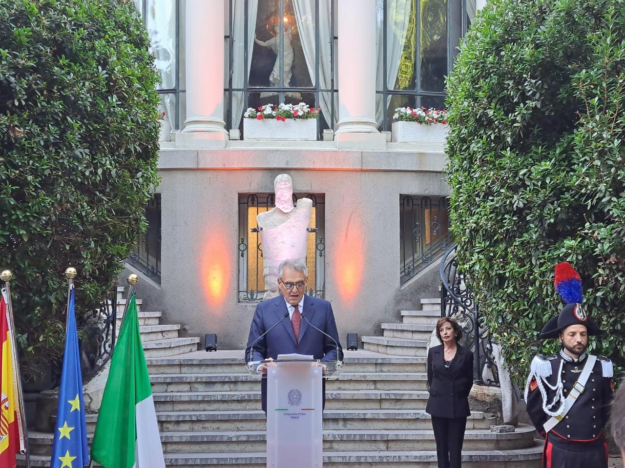 
	L'ambasciatore: alle sue spalle la statua

