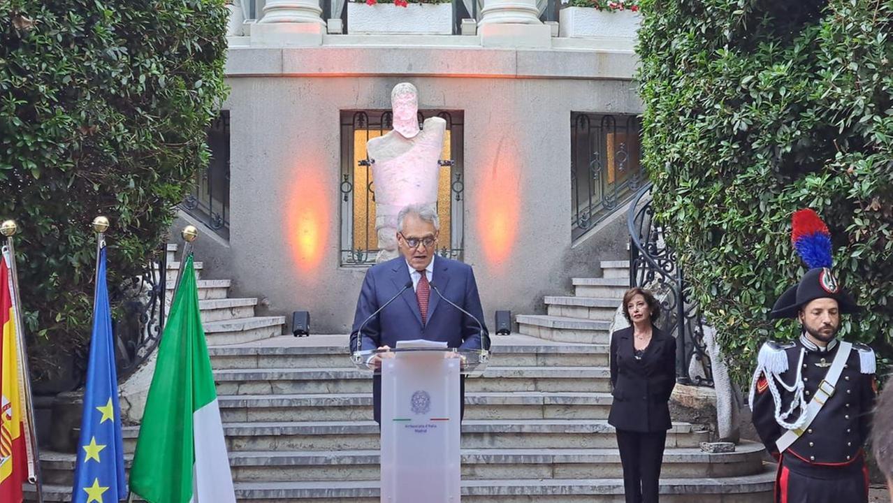 L'ambasciatore: alle sue spalle la statua