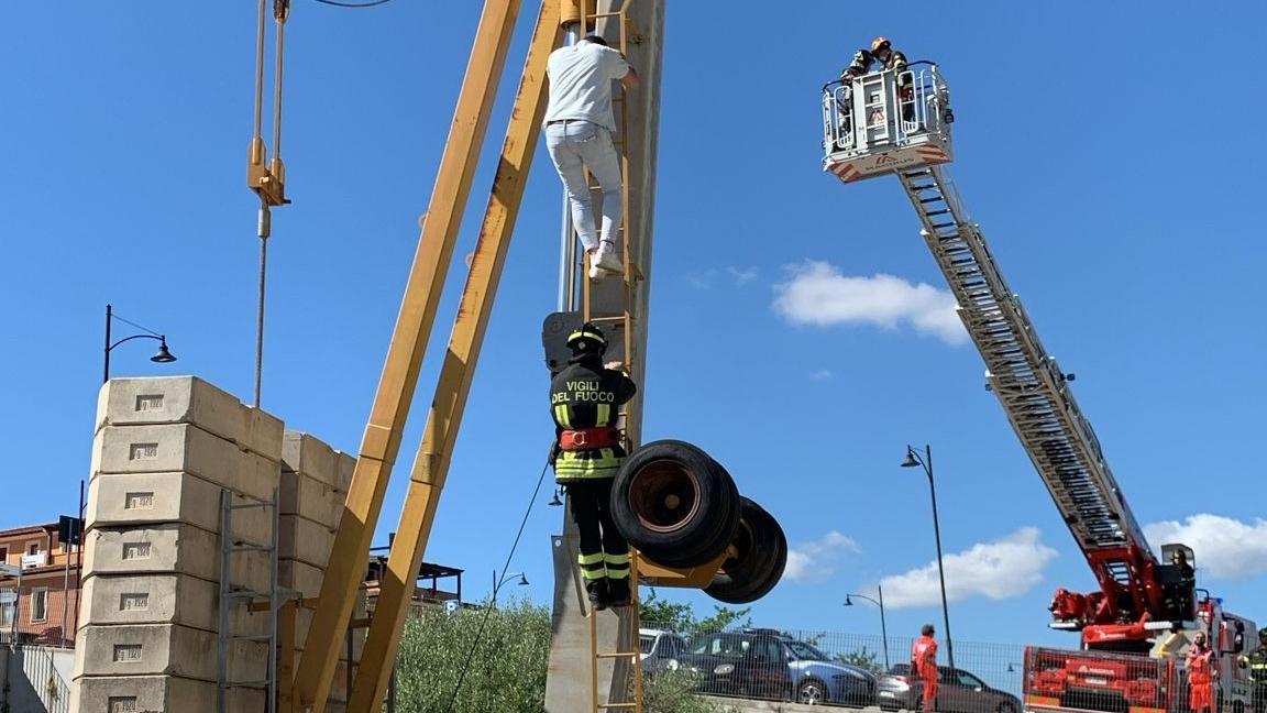 Olbia, si arrampica su una gru e minaccia di buttarsi
