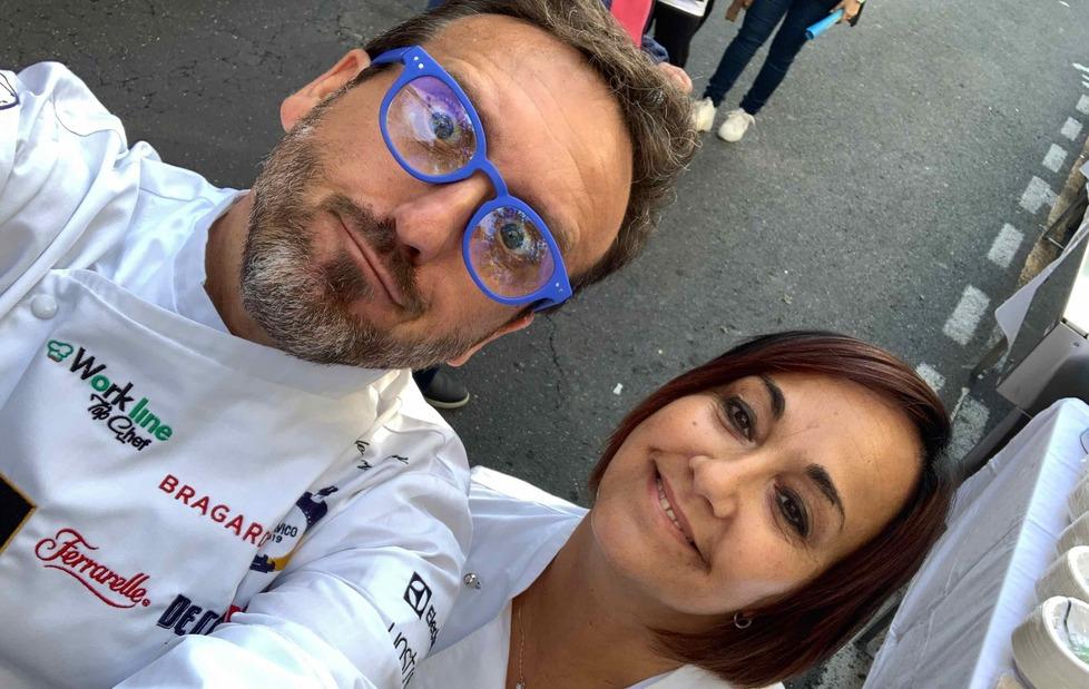 Lo chef Emanuele Vallini e la moglie Ornella Cazzola, che lo affianca in sala, alla guida da vent’anni del ristorante “La Carabaccia” a Bibbona