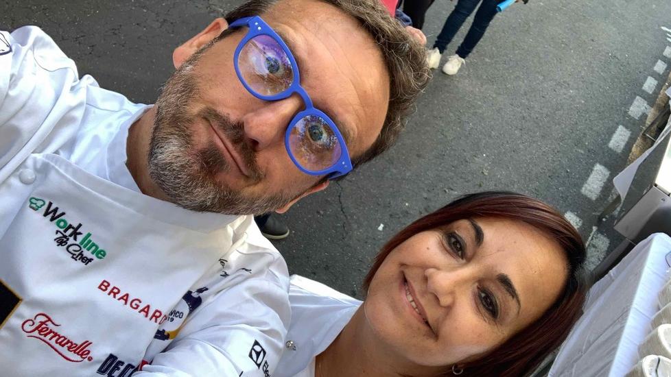 Lo chef Emanuele Vallini e la moglie Ornella Cazzola, che lo affianca in sala, alla guida da vent’anni del ristorante “La Carabaccia” a Bibbona