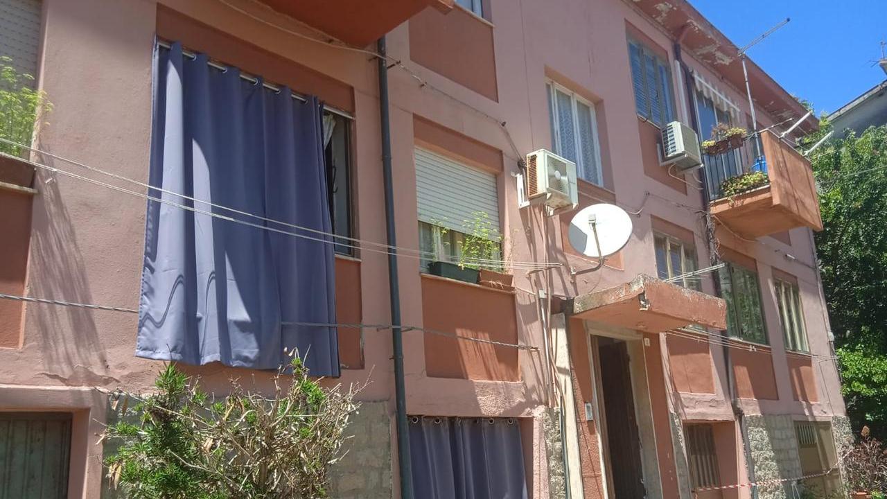 Tempio, crolla il tetto di una palazzina: stabile evacuato