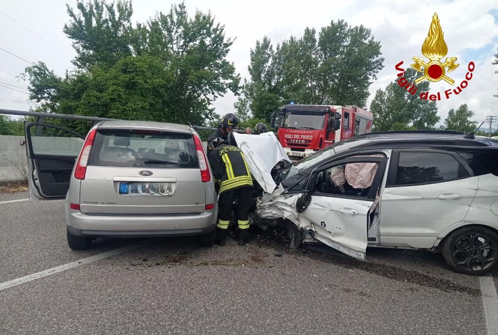Lucca, incidente tra tre auto: c’è un ferito