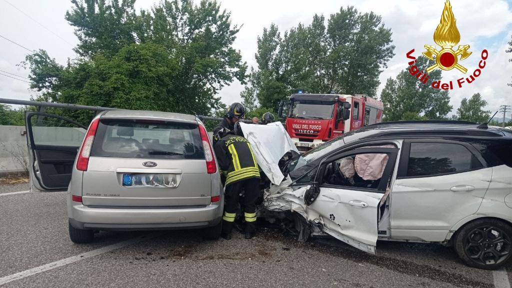 Lucca, incidente tra tre auto: c’è un ferito