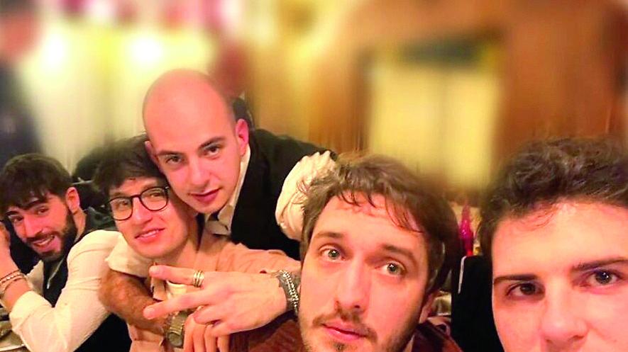 Giaomo Olivieri è i giovane che abbraccia un amico