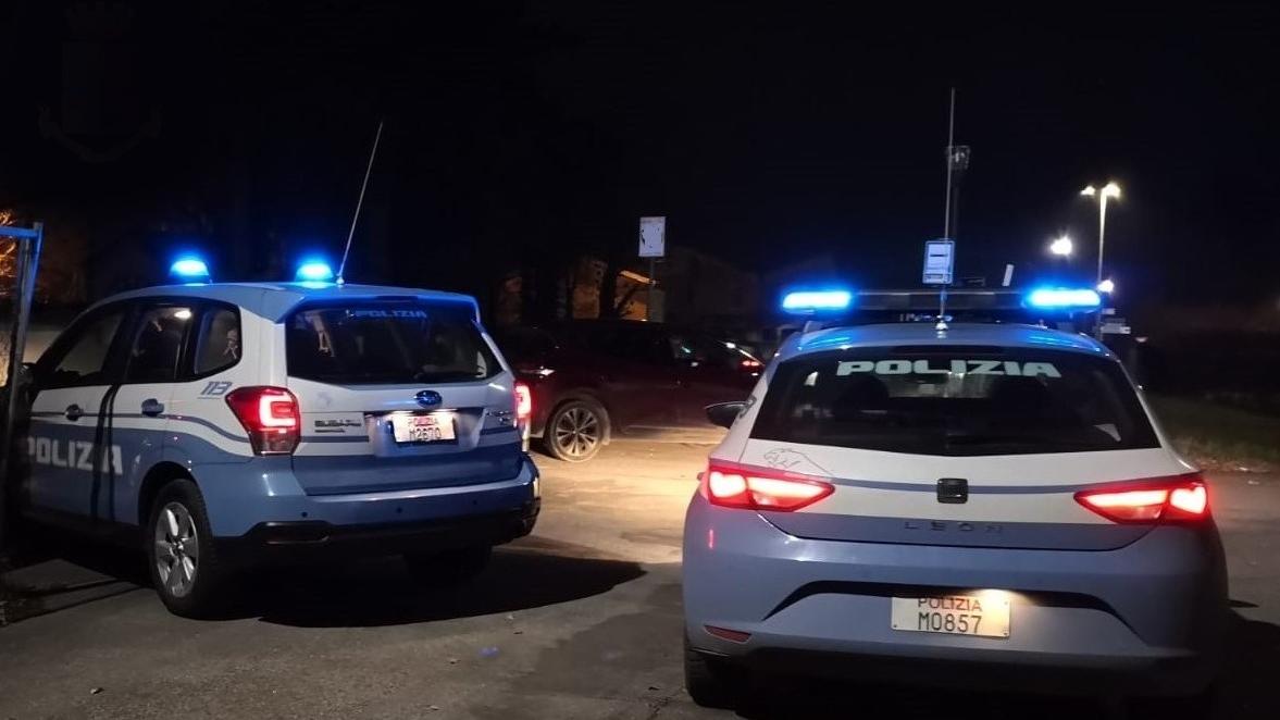 Modena, scappano sull’auto rubata dopo il furto in un ristorante alla Madonnina: trovati alla Crocetta