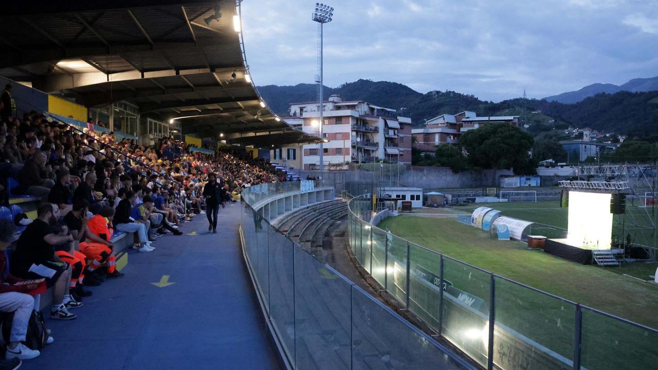 Il maxischermo allestito contro il Benevento